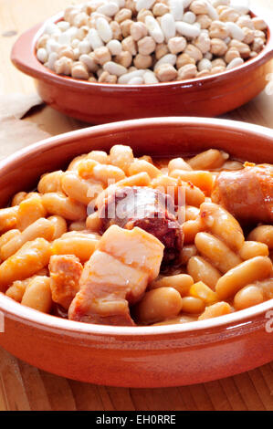 Nahaufnahme von einem Steingut-Schale mit Fabada Asturiana, eine typisch spanische Bohnen Eintopf Stockfoto