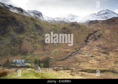 CWM Dyli hydro electric Systems, Snowdonia, mit Schnee bedeckt Snowdon Bereich im Hintergrund Stockfoto