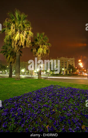 Spanische militärische Regierung Gebäude in der Stadt Barcelona mit blauen Blüten und spanische Flagge. Stockfoto
