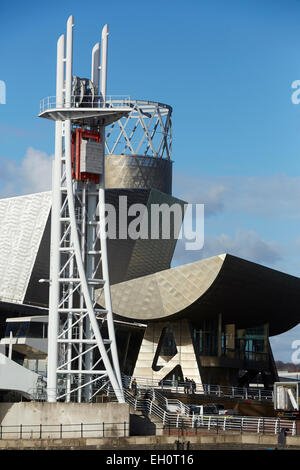 Lowry Outlet Mall an Medienstadt Salford Quays Gtr Manchester UK. Lowry Theatre und Teil der Millennium-Brücke Stockfoto