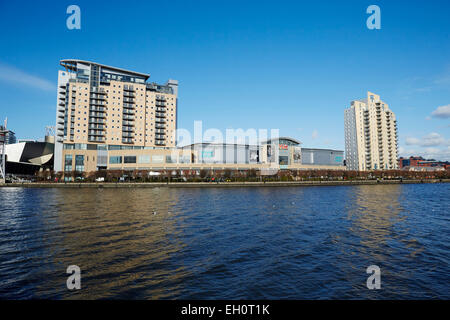 Lowry Outlet Mall an Medienstadt Salford Quays Gtr Manchester UK. Sovereign Point Mehrfamilienhäuser Stockfoto