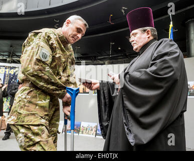 Kiew, Ukraine. 4. März 2015. Medaille "für die Opfer und die Liebe für die Ukraine" erhielten heute 46 Soldaten aus dem Bataillon Dschochar Dudajew, UNA-UNSO, "Rechten Sektor", "Donbass", "Asow", "Dnepr-1", 129 Bataillon. Die Initiatoren des Festes der Helden waren: seine Heiligkeit Patriarch von Kiew und alle Rus-Ukraine Filaret, baltischen und Schwarzmeer Allianz Nationen, Kongress der ukrainischen Nationalisten. Im Osten der Ukraine, einer Freiwilligen Bataillone kämpfen Vertreter verschiedener Nationalitäten. Unter den Empfängern der Soldaten Tschetschenen Ukrainer, Russen, Georgier, Krim-Tataren Stockfoto