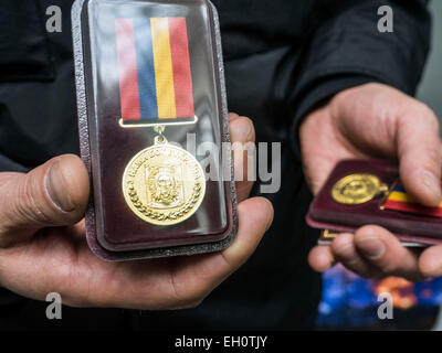 Kiew, Ukraine. 4. März 2015. Medaille "für die Opfer und die Liebe für die Ukraine" erhielten heute 46 Soldaten aus dem Bataillon Dschochar Dudajew, UNA-UNSO, "Rechten Sektor", "Donbass", "Asow", "Dnepr-1", 129 Bataillon. Die Initiatoren des Festes der Helden waren: seine Heiligkeit Patriarch von Kiew und alle Rus-Ukraine Filaret, baltischen und Schwarzmeer Allianz Nationen, Kongress der ukrainischen Nationalisten. Im Osten der Ukraine, einer Freiwilligen Bataillone kämpfen Vertreter verschiedener Nationalitäten. Unter den Empfängern der Soldaten Tschetschenen Ukrainer, Russen, Georgier, Krim-Tataren Stockfoto