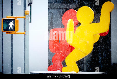 Künstler Keith HaringTwo tanzen Figuren 1989, lackiertem Aluminium Skulpturen Stockfoto