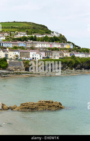 Häuser und Hütten auf den steilen Hang von New Quay, Ceredigion, mit Blick auf Teil der Bucht. Stockfoto