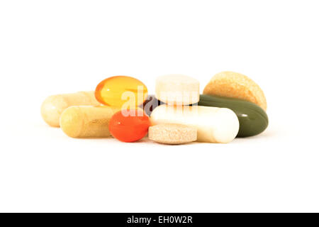 Verschiedene Vitamine und pflanzliche Präparate auf weißem Hintergrund Stockfoto