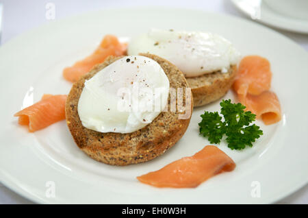 Pochiertes Ei auf Toast mit geräuchertem Lachs Stockfoto