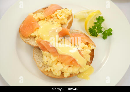 Rührei auf Toast mit geräuchertem Lachs Stockfoto