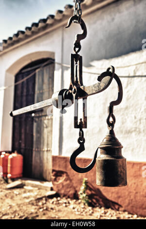 Hängen antike römische steelyard auf einem Bauernhof, Badajoz, Spanien Stockfoto