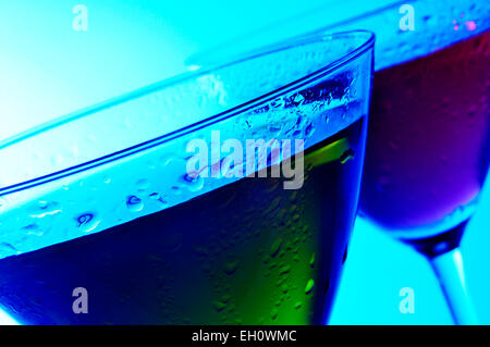 einige cocktail-Gläser mit Getränken in verschiedenen Farben in einem club Stockfoto