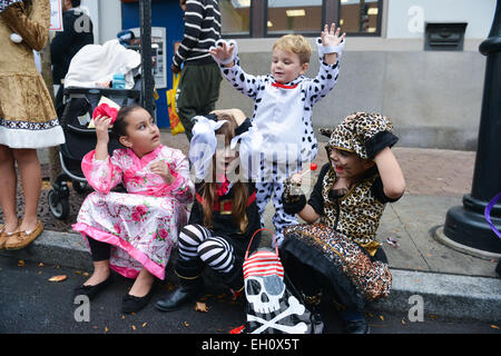 Gruppe von Kindern genießen einige Süßigkeiten während Halloween in den Straßen von Newark, New Jersey USA. Stockfoto