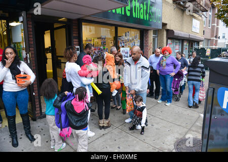 Gruppe von Menschen Süßes oder Saures auf Ferry Street während Halloween. Newark, New Jersey. USA. Stockfoto