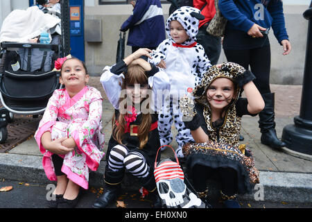 Gruppe von Kindern genießen einige Süßigkeiten während Halloween in den Straßen von Newark, New Jersey USA. Stockfoto