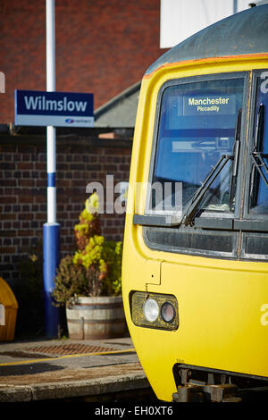Eisenbahn-Einheiten lokalen stoppen Züge am Bahnhof von Wilmslow Stockfoto