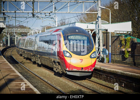 Wilmslow Chesire Eisenbahn Alstom Class 390 Pendolino trainieren für Jungfrau Stockfoto