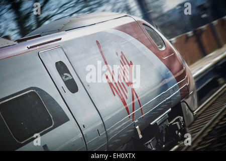 Wilmslow Chesire Eisenbahn Alstom Class 390 Pendolino trainieren für Jungfrau Stockfoto