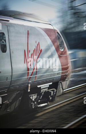 Wilmslow Chesire Eisenbahn Alstom Class 390 Pendolino trainieren für Jungfrau Stockfoto