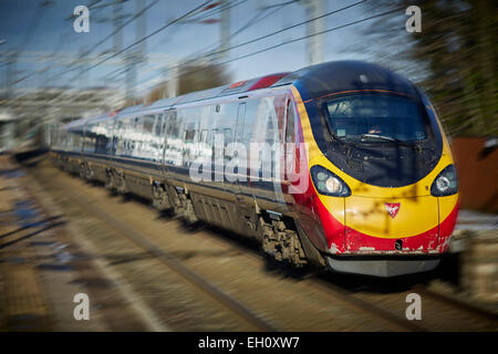 Wilmslow Chesire Eisenbahn Alstom Class 390 Pendolino trainieren für Jungfrau Stockfoto