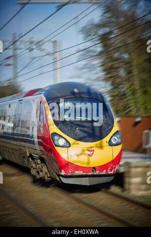 Wilmslow Chesire Eisenbahn Alstom Class 390 Pendolino trainieren für Jungfrau Stockfoto