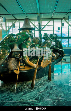 Gegossene Bronze-Skulptur, den Geist des Haida Gwaii, das Jade Kanu Künstlers Bill Reid, Vancouver Airport, YVR, Richmond, BC Kanada Stockfoto