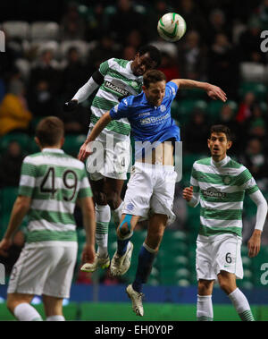 Glasgow, Schottland. 4. März 2015. Scottish Premier League. Keltische versus St Johnstone. EFE Ambrose schlägt Michael O'Halloran in der Luft © Action Plus Sport/Alamy Live News Stockfoto