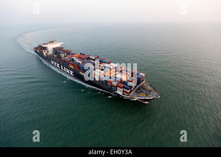 Ein Containerschiff auf dem Weg in den Hafen von Southampton, UK, 4. März 2011. Stockfoto