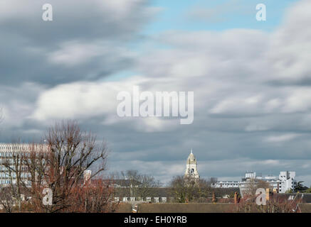 Ansicht von Kingston upon Thames, London, zeigt den Turm der Surrey County Hall Stockfoto