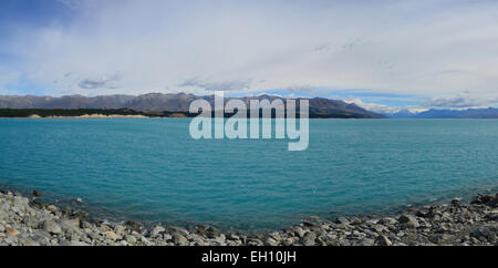 Blick über Lake Pukaki mit Mount Cook in der Ferne Stockfoto