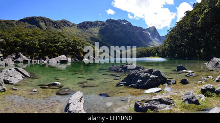 Blick über den wunderschönen Lake Mackenzie und die umliegenden Berge aus dem Routeburn Track in Otago, Neuseeland Stockfoto