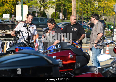 Mann während der Liberty Harley Davidson Händler Jubiläumsparty über Bikes zu reden. Rahway, New Jersey. USA. Stockfoto