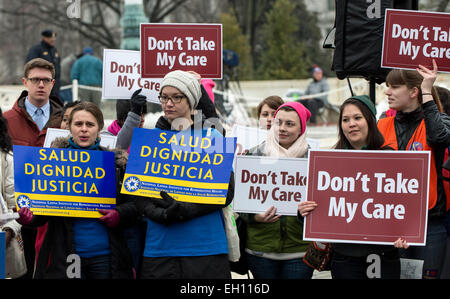 Washington, DC, USA. 4. März 2015. Menschen machen ihren Standpunkt außerhalb der US Supreme Court am Morgen des mündlichen Argumente in König v. Burwell, eine Herausforderung für die bezahlbare Pflege Act. © Brian Cahn/ZUMA Draht/Alamy Live-Nachrichten Stockfoto