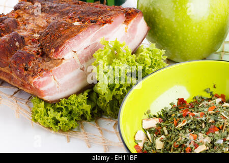 Geräucherter Speck Schweinefleisch mit grünen gesunden Salat und verschiedene Kräuter auf Tisch Tischdecke hautnah Stockfoto