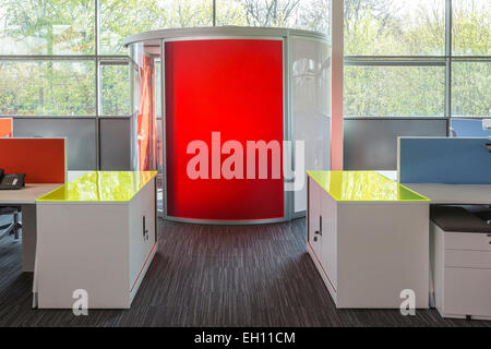 Ein Meeting-Pod in einem modernen Büro-Interieur mit offenem Schnitt desking Stockfoto