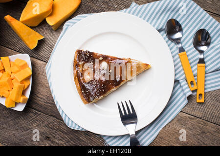 Stücke von Kürbis und Kuchen auf Teller im rustikalen Stil. Essen Foto Stockfoto