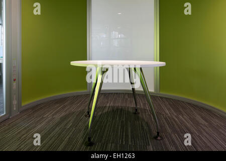 Ein Meeting-Pod in einem modernen Büro-Interieur mit offenem Schnitt desking Stockfoto