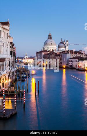 Canale Grande (Canal Grande) von Ponte della Accademia am Abend gesehen. Venedig, Provinz Venedig, Italien. Stockfoto