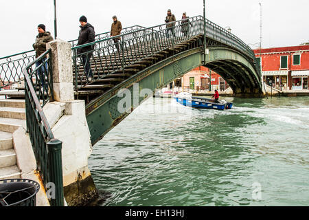 Lungo-Brücke (Ponte Lungo) oder Vivarini Brücke (Ponte Vivarini) über den Canal Grande di Murano. Murano, Provinz Venedig, Italien. Stockfoto