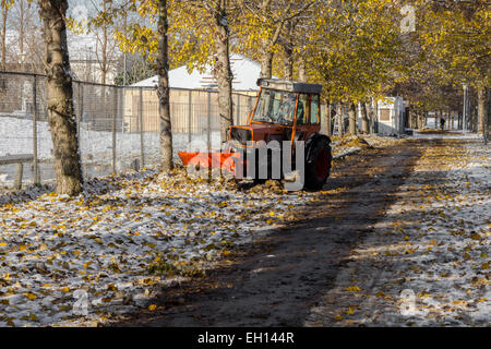 Dies ist ein Schneepflug Schnee von einer Straße zu extrahieren. Stockfoto