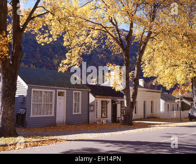 Kolonialen Häuser in Herbstfarben, Buckingham Street, Arrowtown, Otago Region, Südinsel, Neuseeland Stockfoto