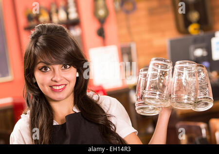 glücklich süße Kellnerin mit leeren Biergläser Stockfoto