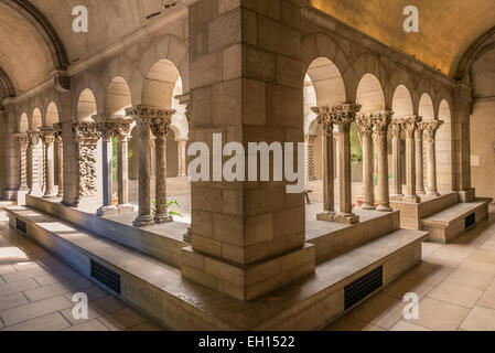 Kreuzgang Bogen Perspektive in The Cloisters von New York City. Stockfoto