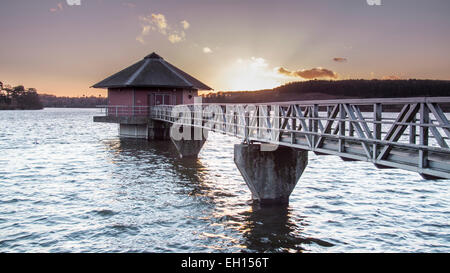 Sonnenuntergang, Hervorhebung des Ventil-Turms am Cropston Stausee in Leicestershire Stockfoto