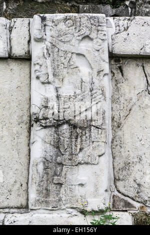 Stein Bas Relief Gefangenen Häuptling rechten auf die linke Schulter in Geste der Unterwerfung im Osten Patio Mayan Palace Palenque Stockfoto