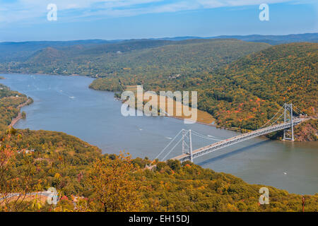 Panoramablick auf Bear Mountain Bridge und Hudson Valley, New York Stockfoto