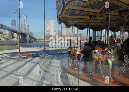 Janes Karussell im Brooklyn Bridge Park mit der Brooklyn Bridge im Hintergrund Stockfoto