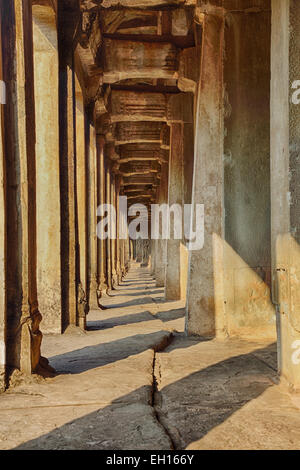 Einen langen steinernen Gehweg, die Teil des Tempels ist Komplex von Angkor Wat Inear Siem Reap, Kambodscha Stockfoto
