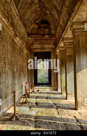 Einen steinernen Flur, der die Tempelanlage Angkor Wat in der Nähe von Siem Reap Kambodscha gehört. Stockfoto