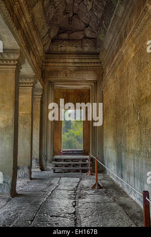 Einen steinernen Flur, der die Tempelanlage Angkor Wat in der Nähe von Siem Reap Kambodscha gehört. Stockfoto