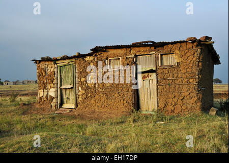 Isandlwana, KwaZulu-Natal, Südafrika, primitiven verwitterte Haus, Zululand Landschaft, den Bau von Holz Polen und Lehmziegel, Menschen, Gehäuse Stockfoto