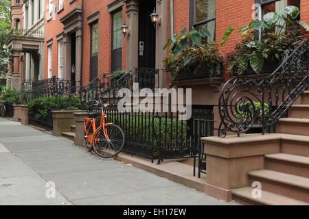 19. Jahrhundert Brownstone und Ziegel Stadthäuser in den historischen Stadtteil Brooklyn Heights auf Columbia Heights Stockfoto